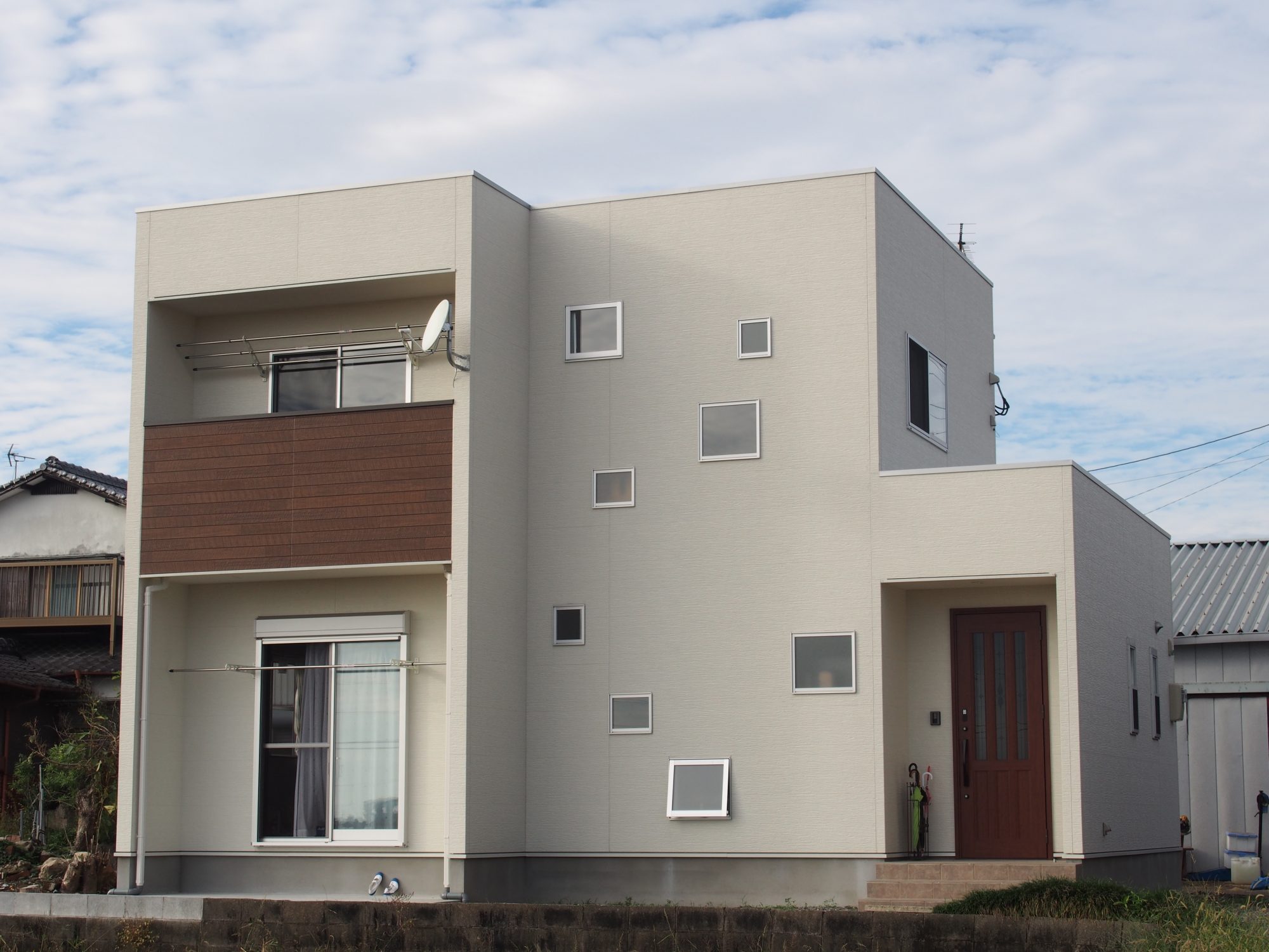 適度な自然光が入るキューブ型の家