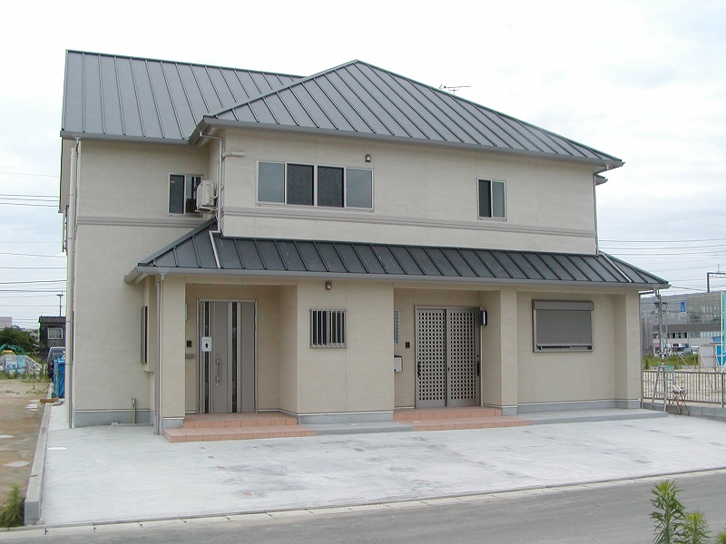 アイシネンの断熱材で都会の騒音をシャットアウトした２世帯住宅