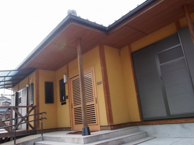 平屋の無垢材を使った家