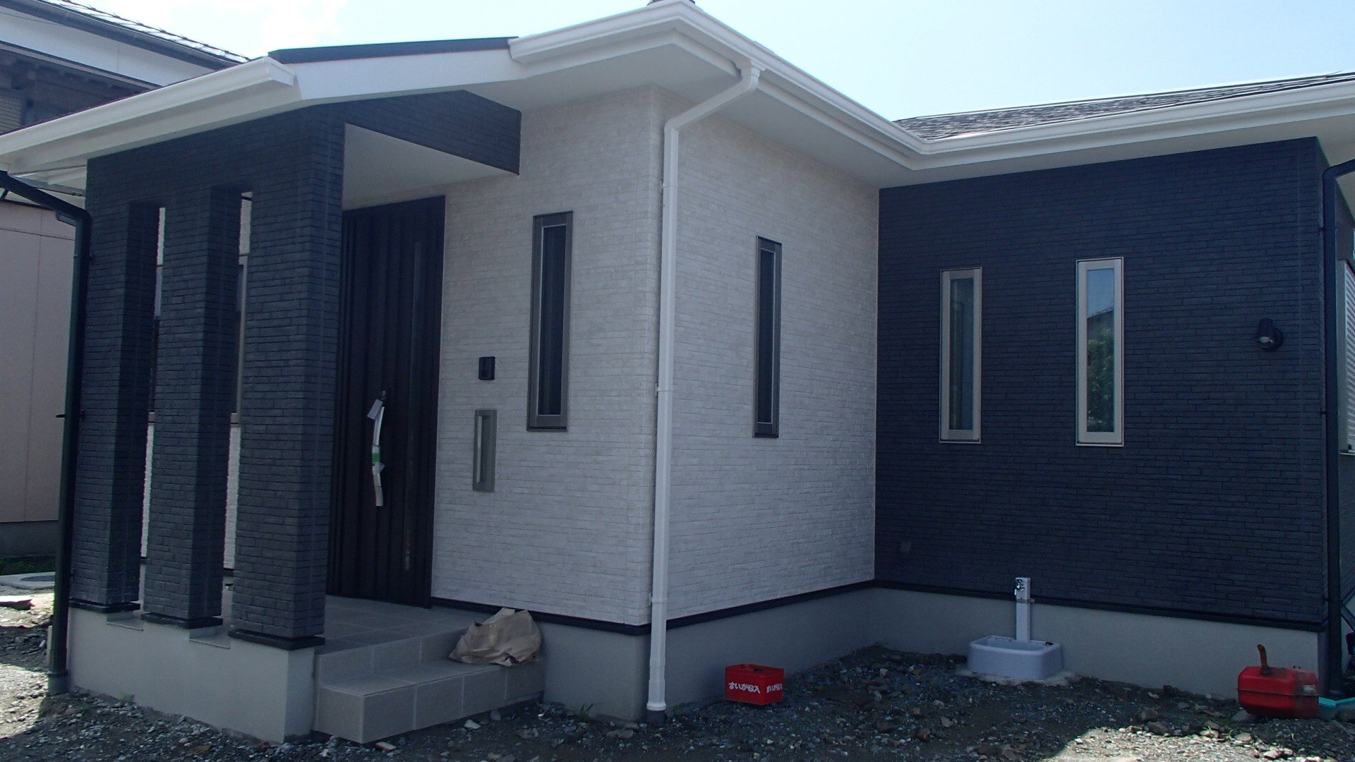 モノトーンのローコスト平屋住宅