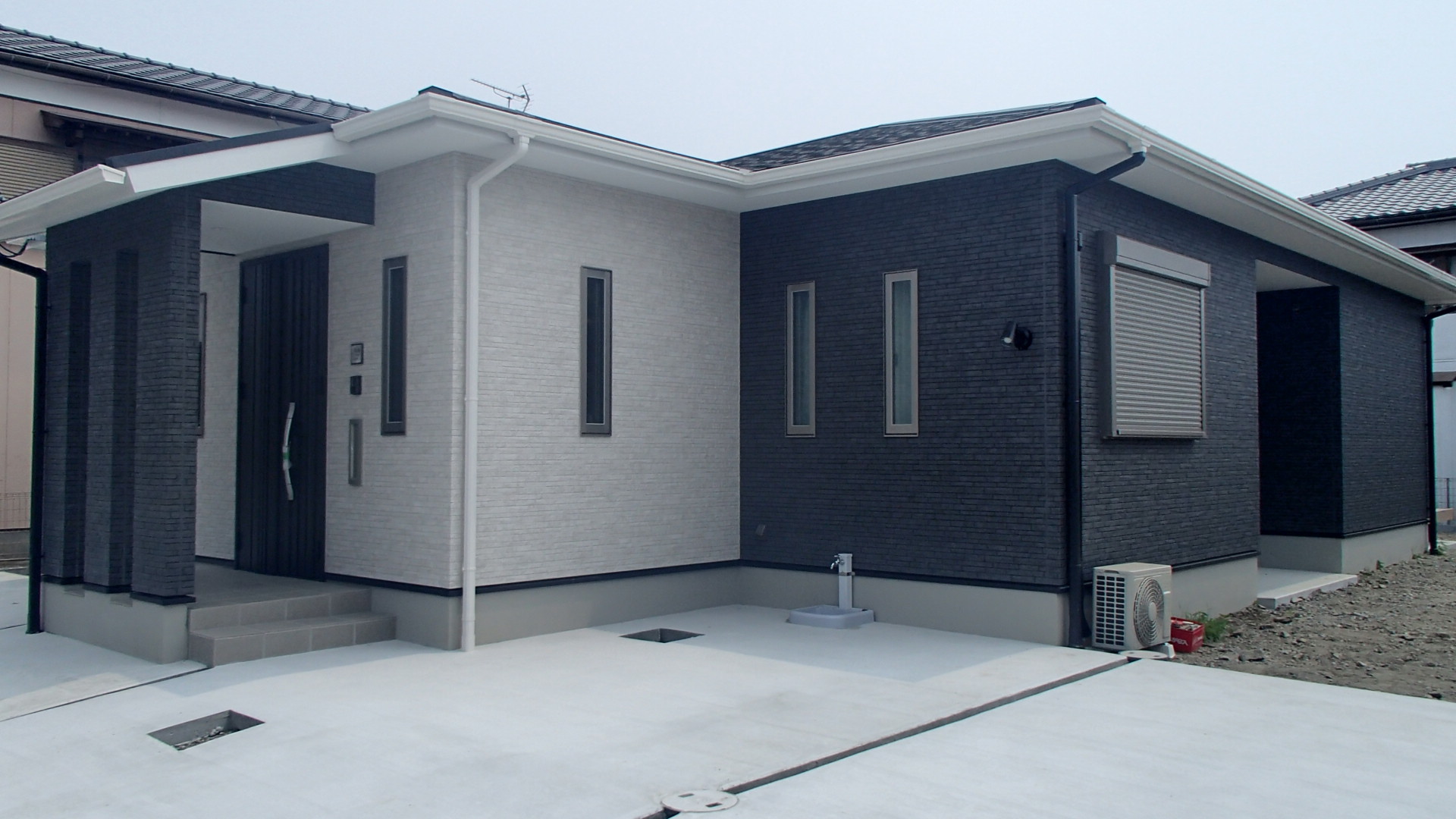 モノトーンの現代的なローコスト平屋住宅