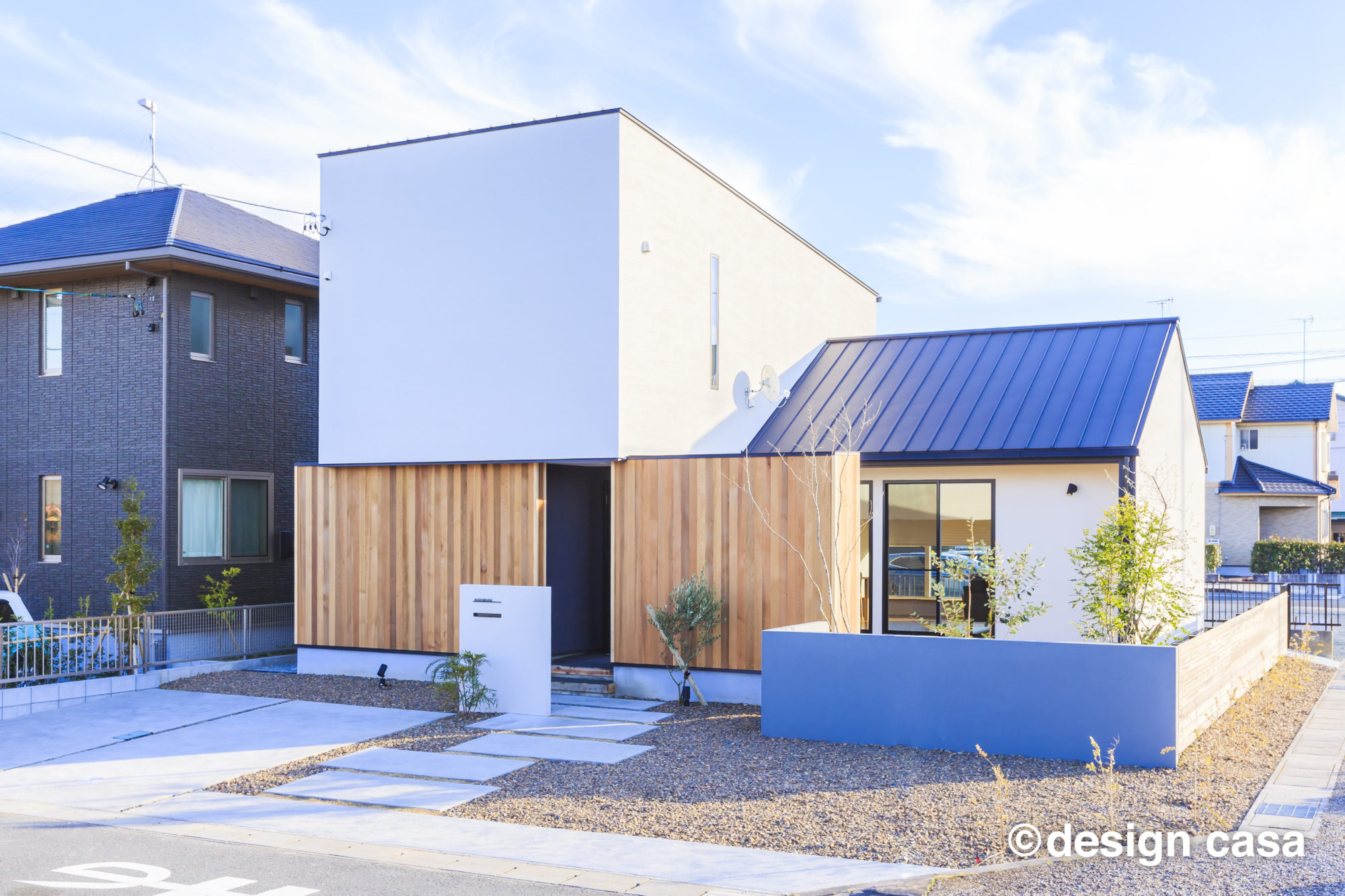 青と白のデザイナーズ住宅