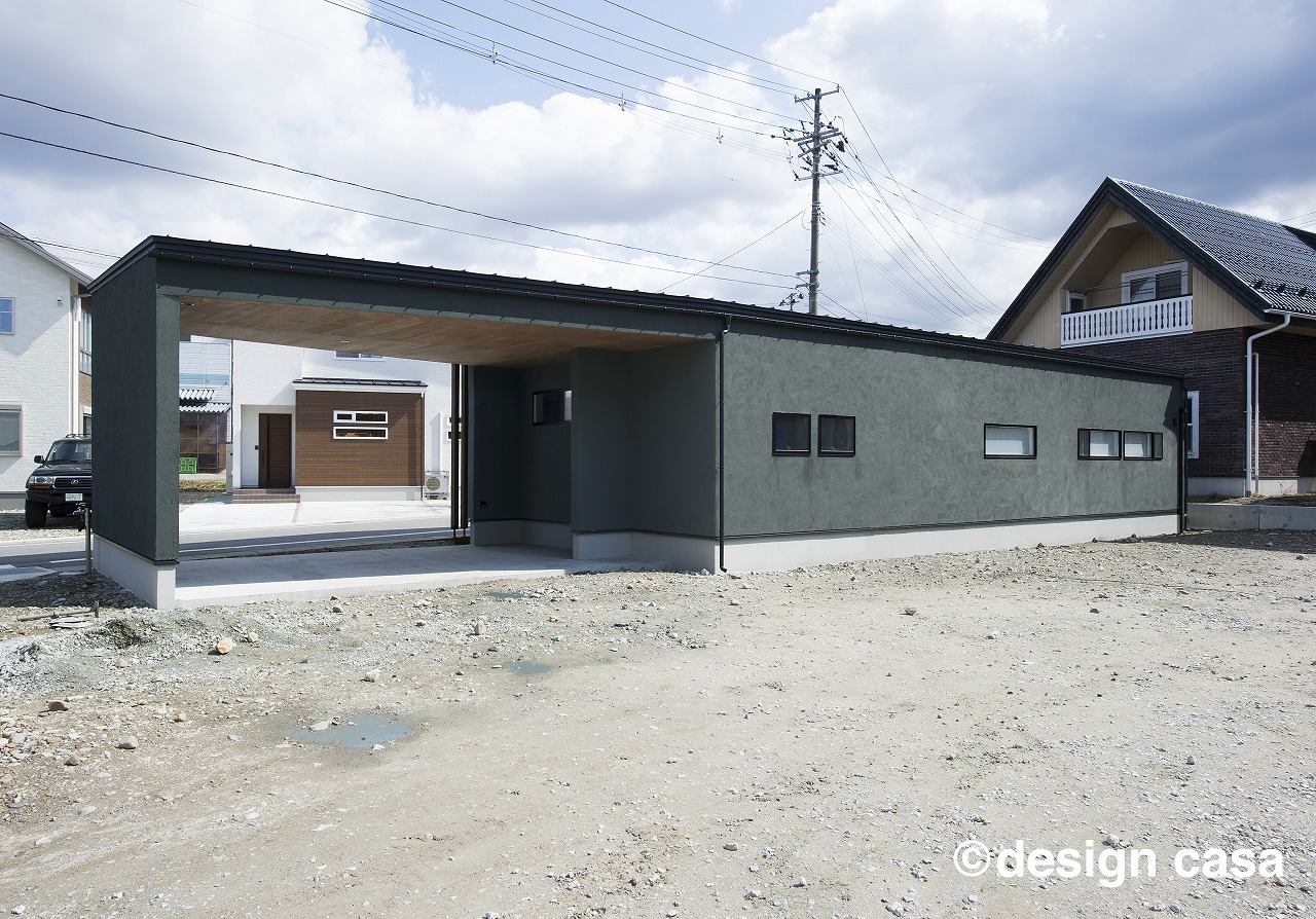欧米風の落ち着いた外壁のピロティガレージ住宅
