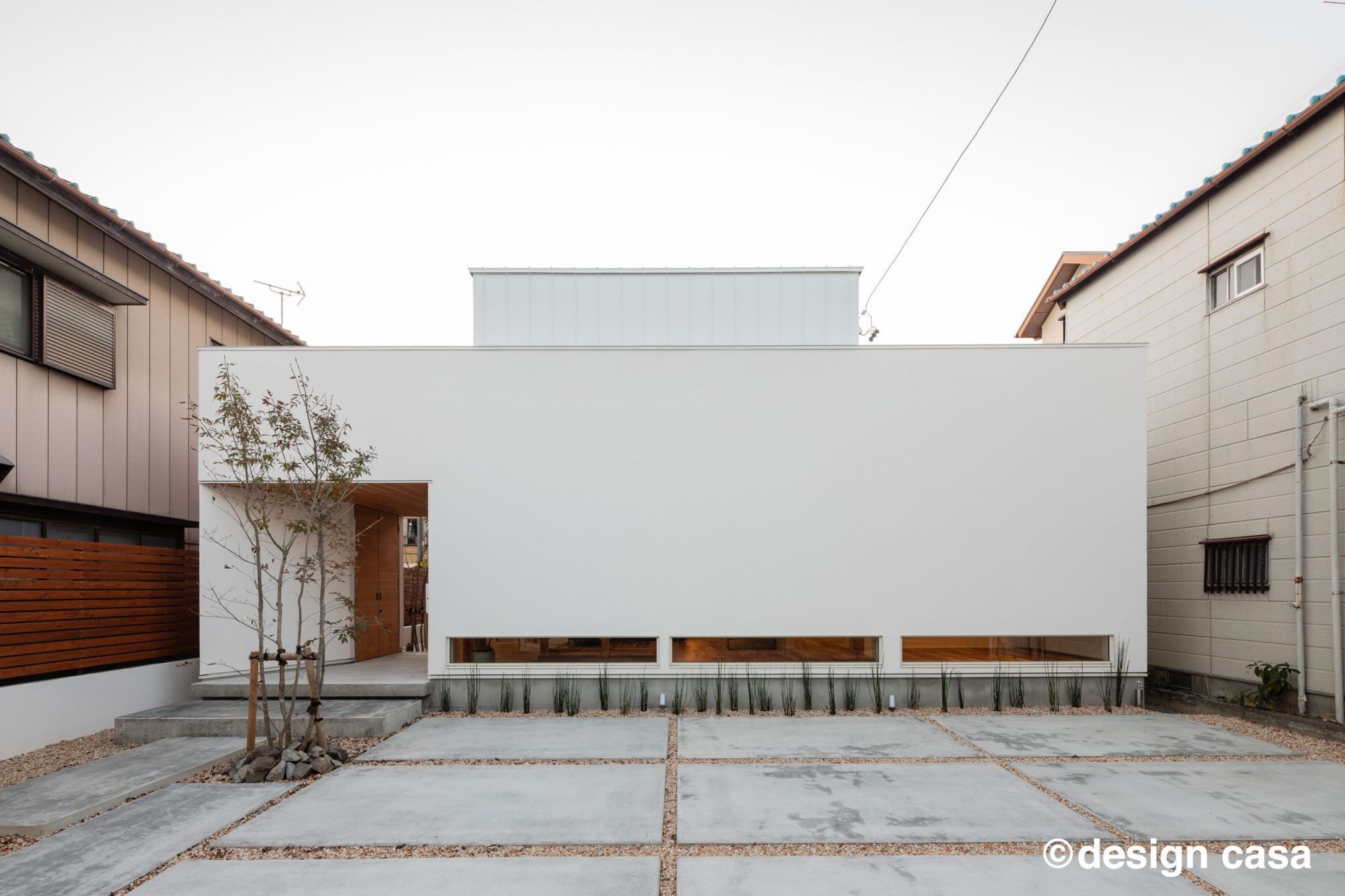 吹き抜けからの明かりで暮らす住宅