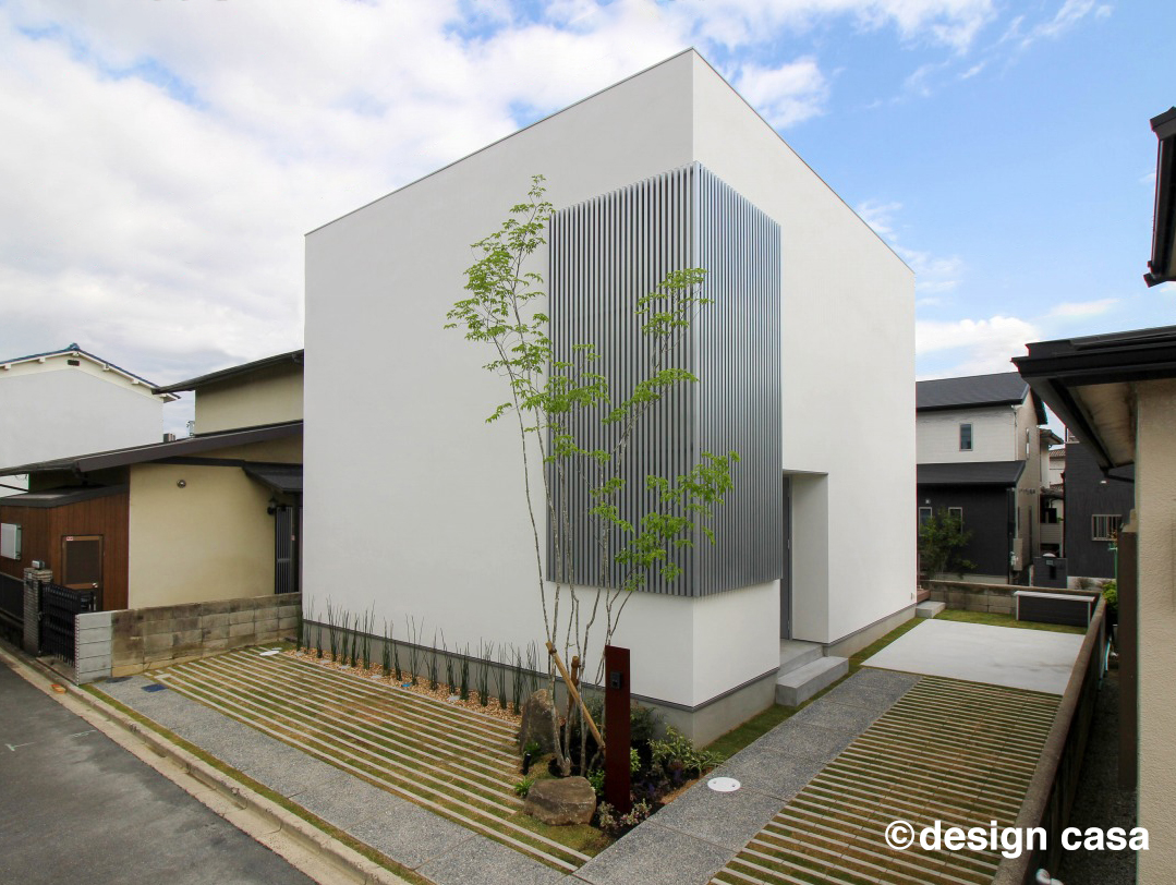 アルミ格子のキューブ住宅