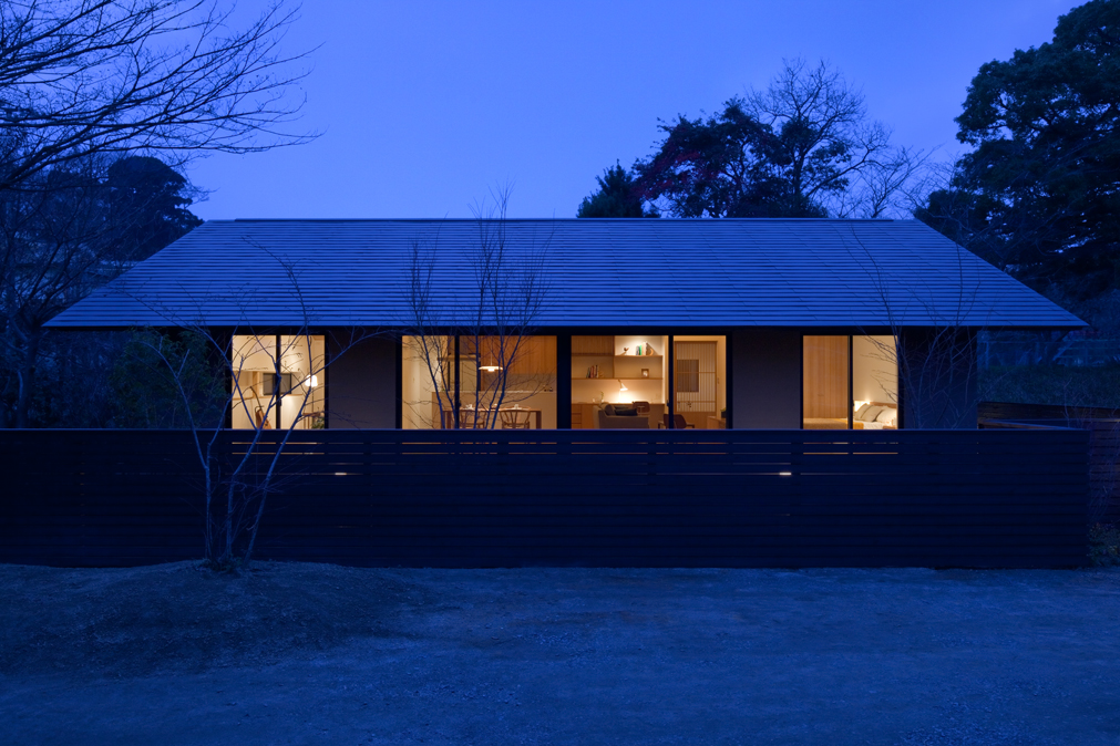 吹き抜けのある無垢素材の家