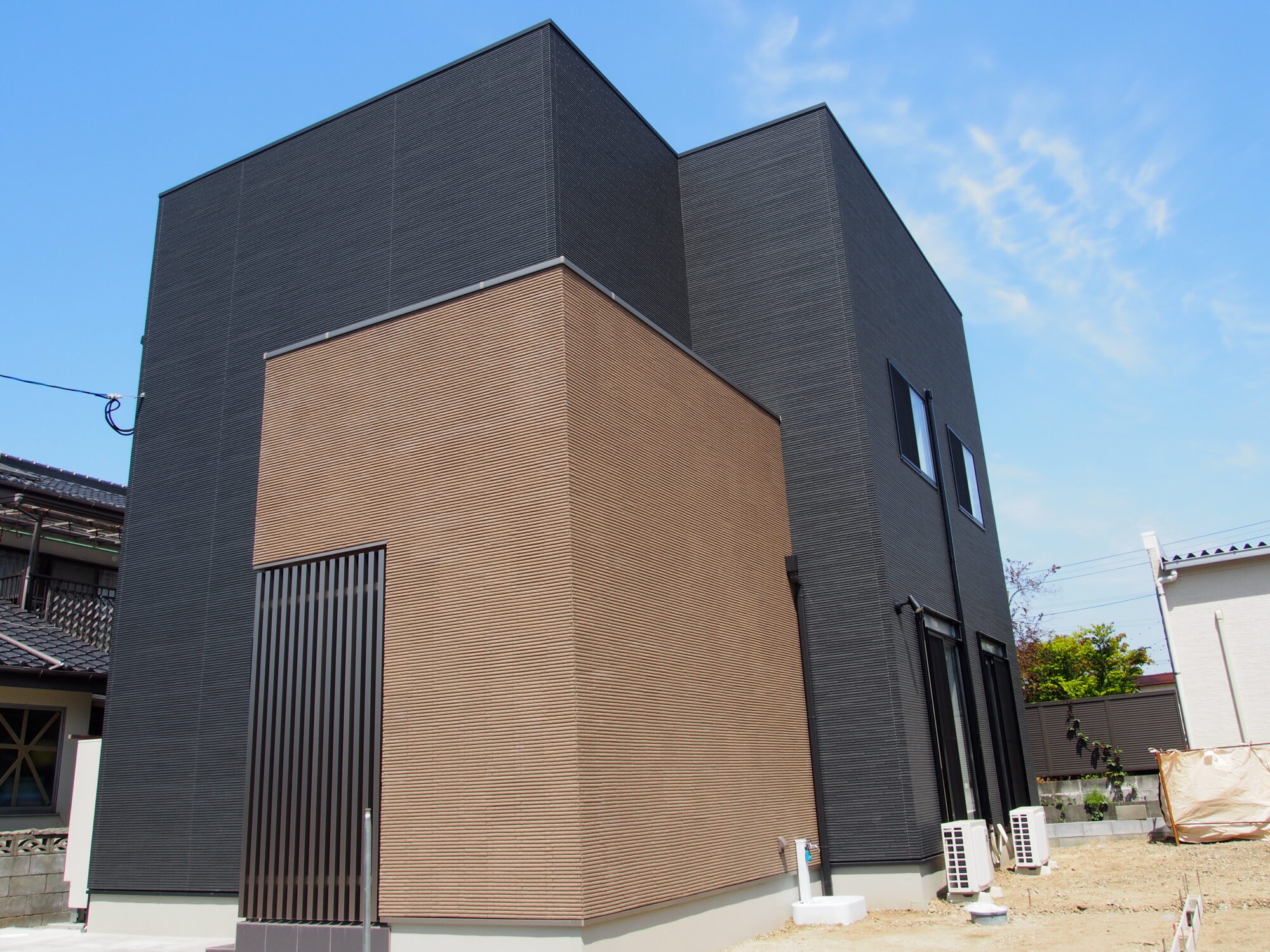 タイルとアルミ格子のシンプルモダン高断熱住宅