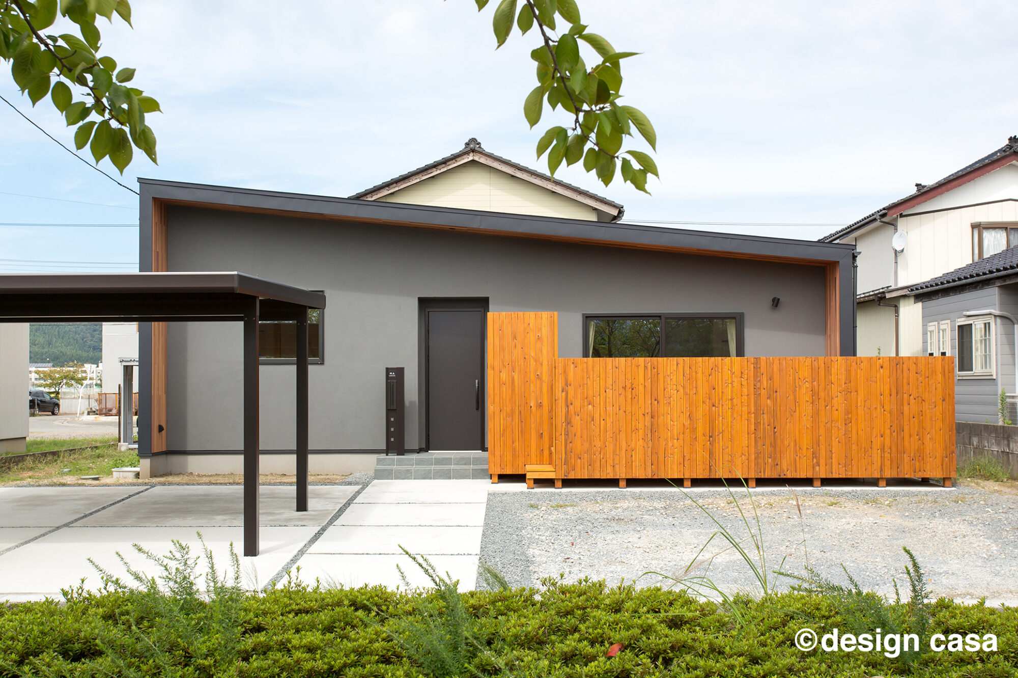 グレーと木目を基調にしたデザイナーズ住宅