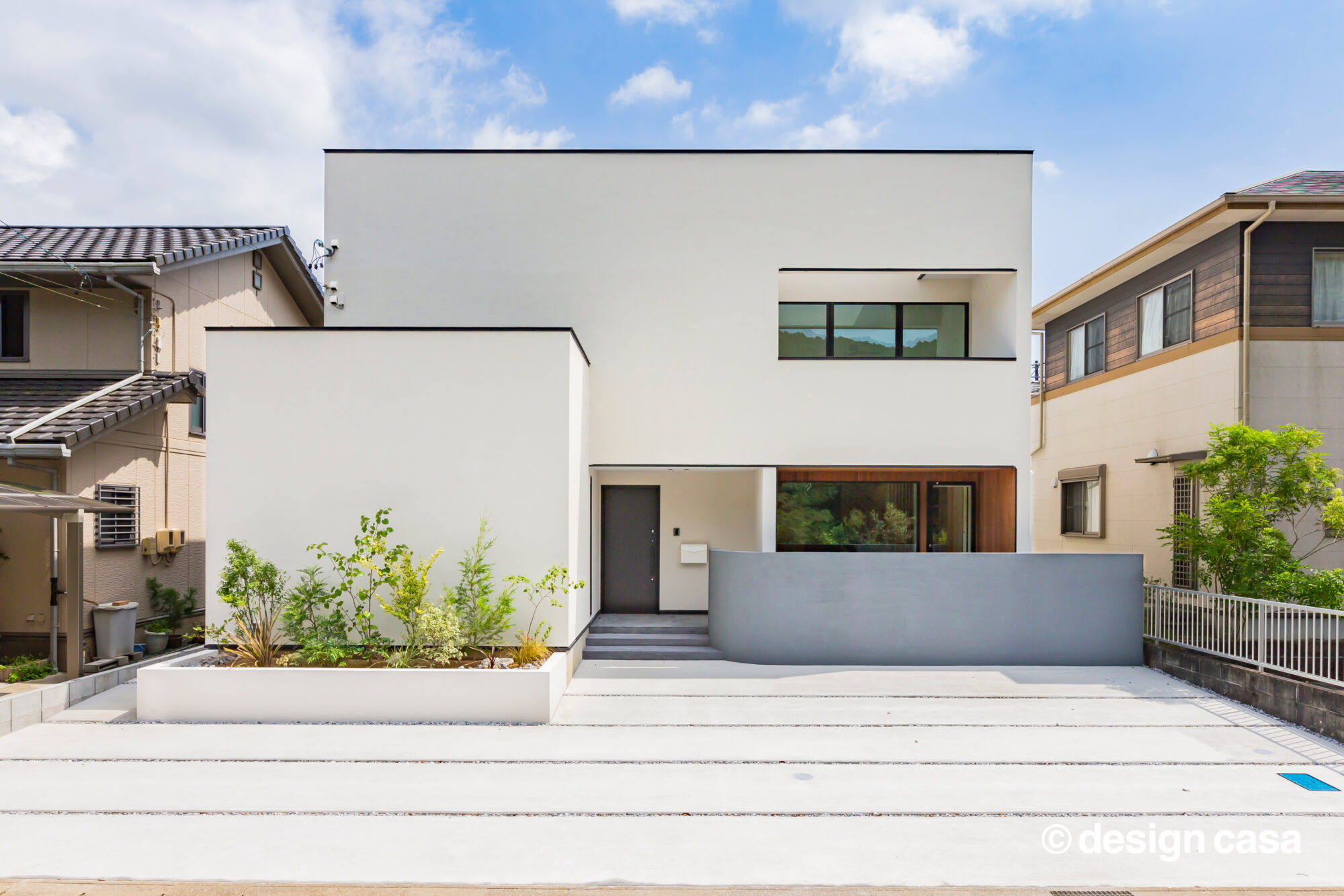 白とペールトーンの内装のデザイナーズ住宅