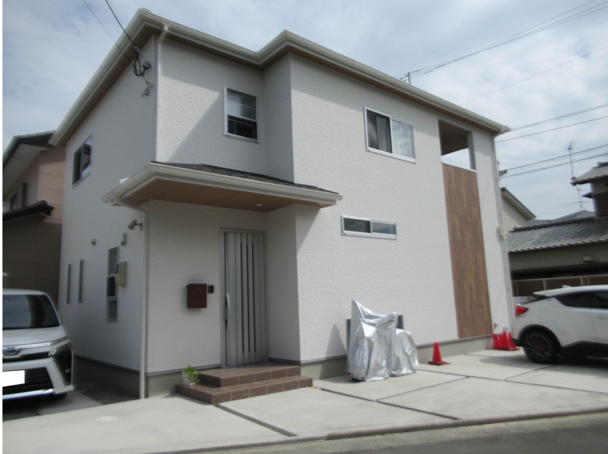 白いシンプルモダンなデザイナーズハウス