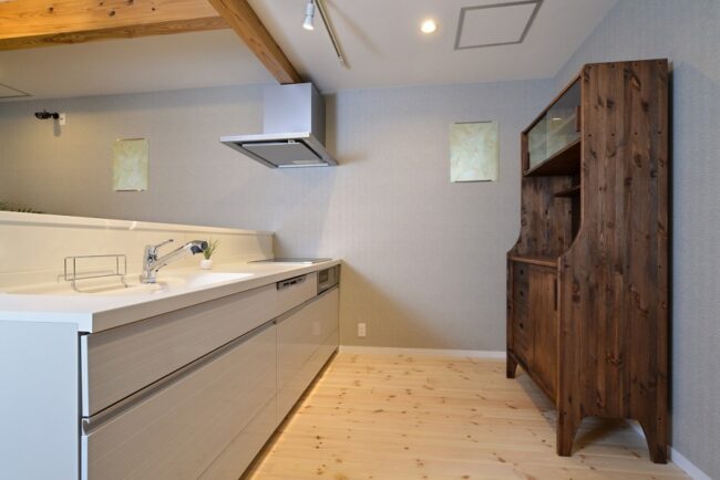 自然素材のモデルルームのキッチン