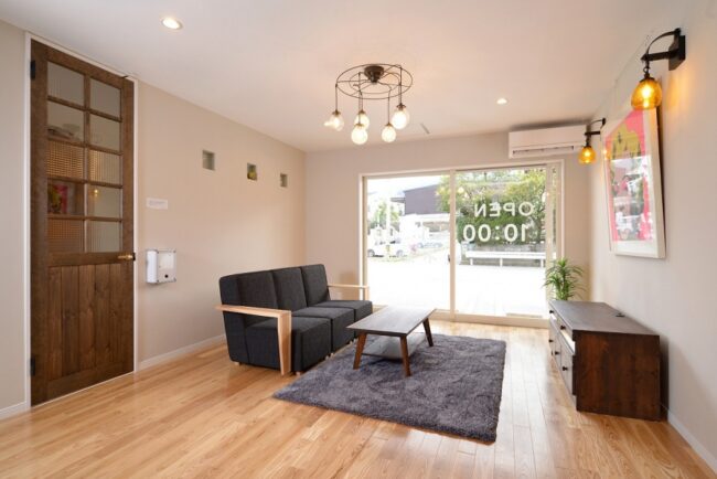 自然素材のモデルルームのリビング